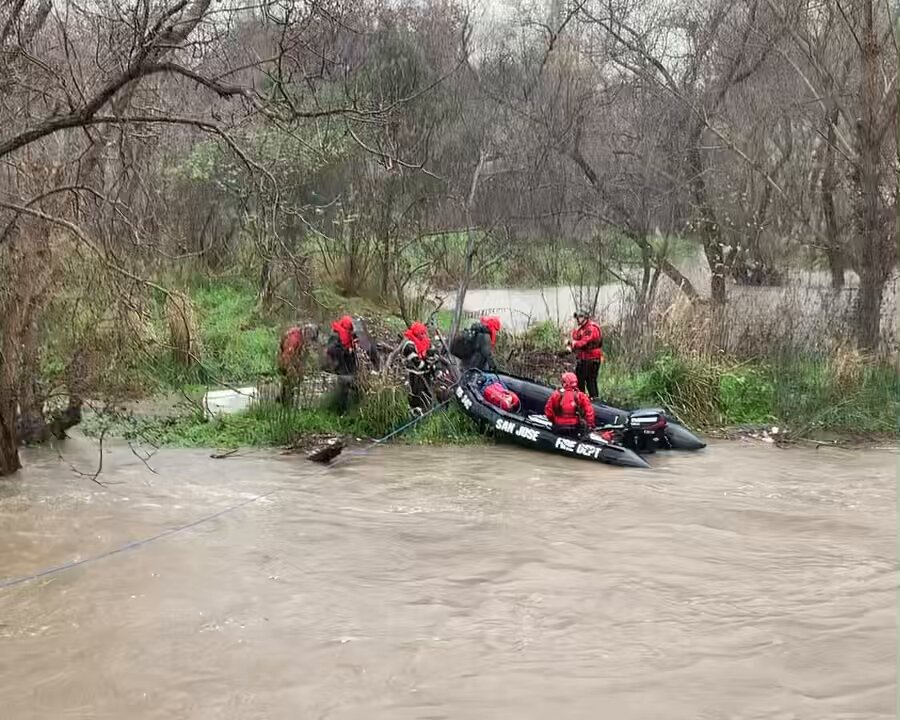 #SJFD crews successfully rescued several individuals and dogs from a rapidly diminishing island in the Guadalupe River. Great job by our first responders to keep our community members safe in challenging conditions. #SanJose