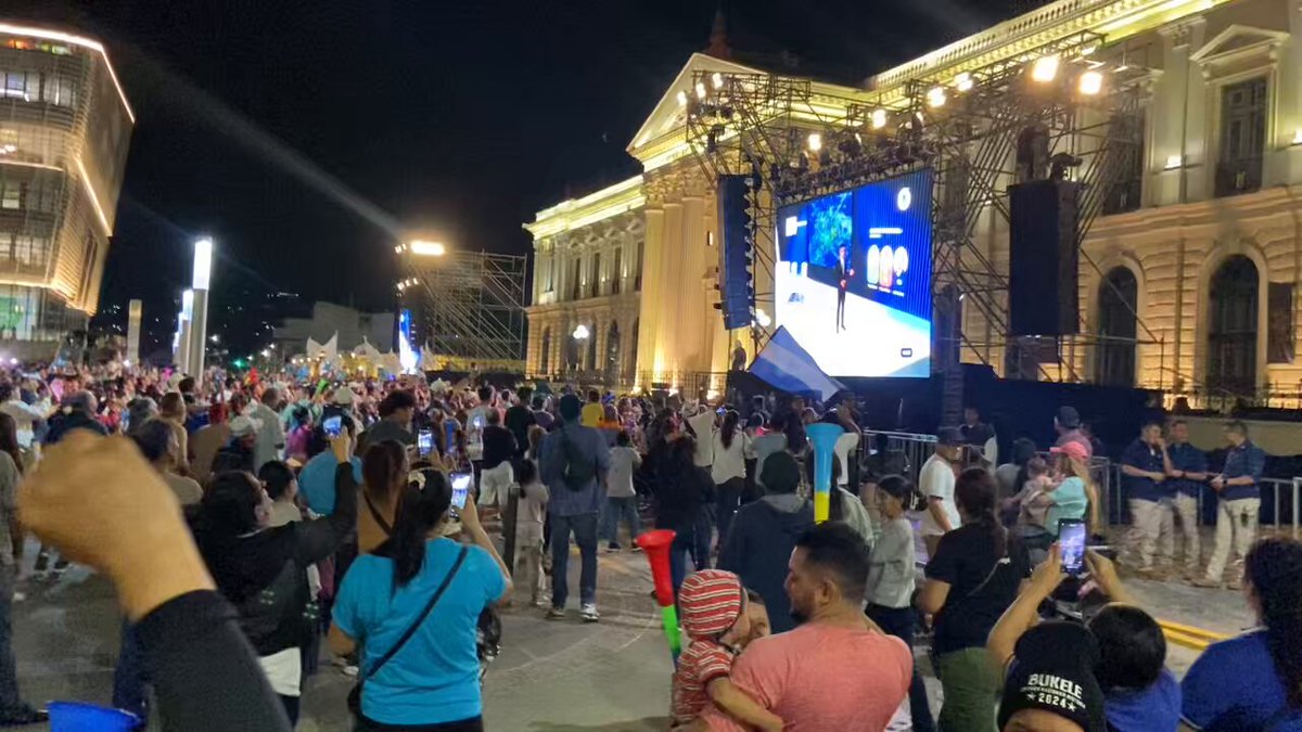 Y así. Así una plaza completa, un país casi entero aplaude y vitorea el fin de su democracia, la violación de su constitución y abraza el inicio de una dictadura. Así.