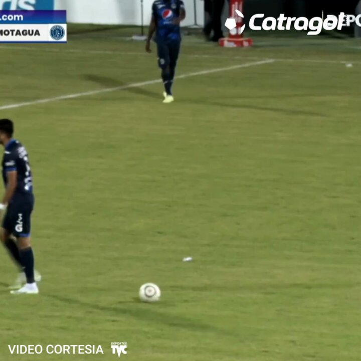 Jonathan Rougier 🇦🇷 realizó inferiores en Colón y pasó por Boca Unidos, Textil Mandiyú y Defensores de Pronunciamiento. Hoy viste la camiseta de Motagua 🇭🇳. Acaba de firmar este golazo vs. Genesis. Ah, pequeño detalle: es arquero!