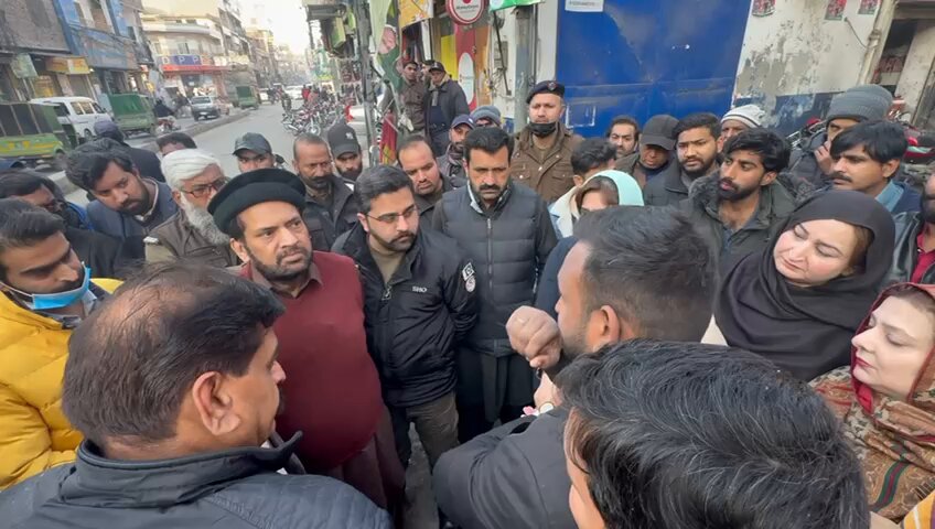 پولیس نے نامعلوم نقاب پوش افراد کے ہمراہ مل کر پاکستان تحریک انصاف کی نامزد امیدوار NA-118 میں عالیہ حمزہ اور PP-148 صبا دیوان کا الیکشن آفس سیل کر دیا۔ آفس میں موجود عورتوں کو ہراساں کرنے کے بعد وارننگ دی گئی کہ اگر آپ لوگوں نے حمزہ شباز کے خلاف کیمپئن کی تو نقصان کے ذمہ دار آپ خود ہوں گے۔ کیا ECP اس فسطایت کا نوٹس لے گا؟ اب قوم ہی 8 فروری کو ووٹ کی طاقت سے اس مافیا کو شکست دے گی! #فیصلہ_اب_عوام_کرےگی