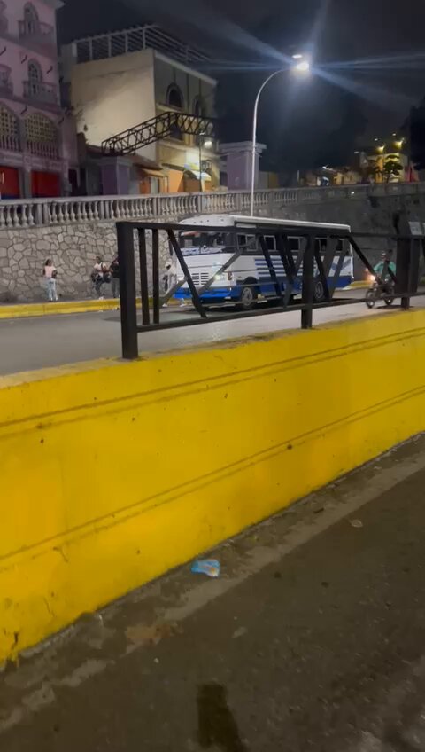 Organismos de seguridad se desplegaron en la Redoma de Petare y estos sujetos se retiraron del lugar. Ya el tránsito vehicular fue restablecido. Bomberos del Dtto Capital Sofocaron las llamas. Situación controlada
