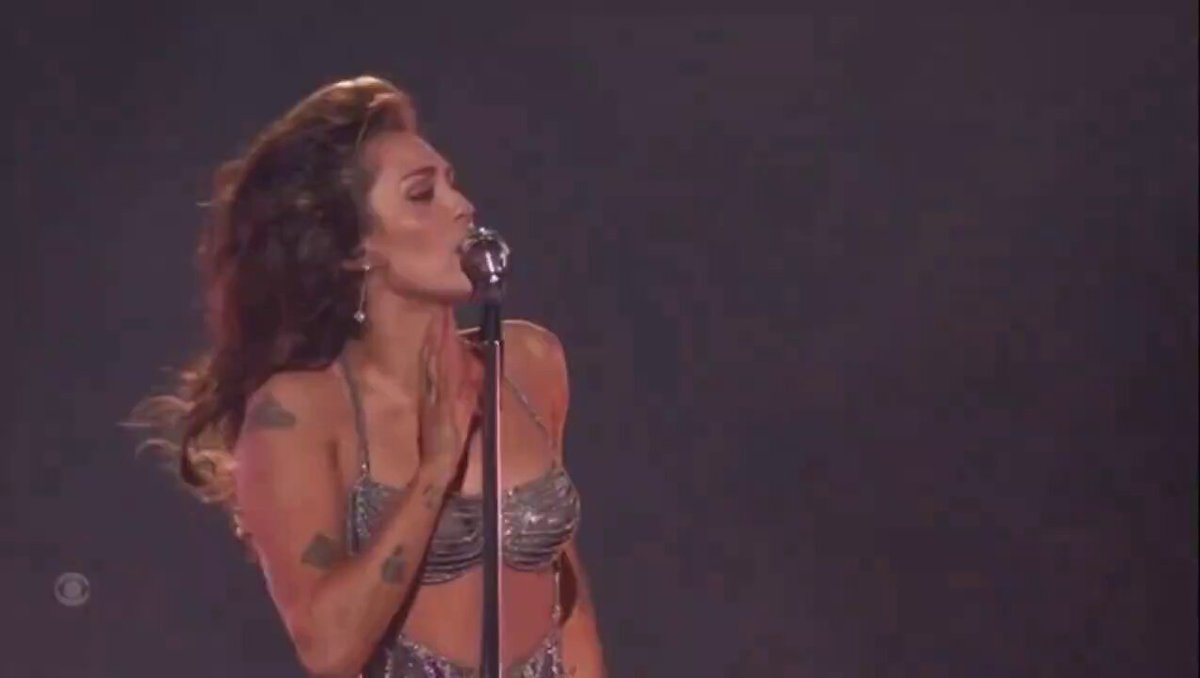 no dancers, no visuals, no gimmicks nothing, just a Miley Cyrus vocal MASTERCLASS.