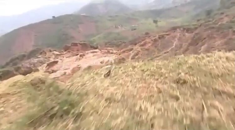 BIENVENUE AU PAYS DU COLTAN le minerai qu'on retrouve dans nos cellulaires, nos ordinateurs portables, nos consoles de jeux, nos voitures électriques. De 70 à 80 % du coltan de la planète provient de la République démocratique du Congo Des enfants💔 #FreeCongo #RwandaIsKiling