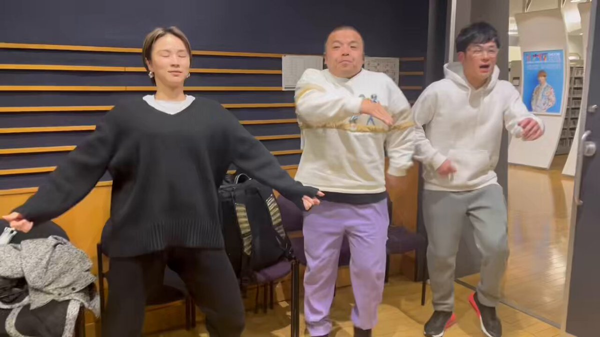 スタジオ見学に来てくれた アスパラちゃんさん、えりっぺさん ありがとうございました！ お2人に為にサンバ踊りました！ 音は脳内再生でお願いします🦚 #あかまる #fm大阪 #赤松悠実 #セルライトスパ デカ チンアナゴが後ろで出たり入ったりしています！すみません！