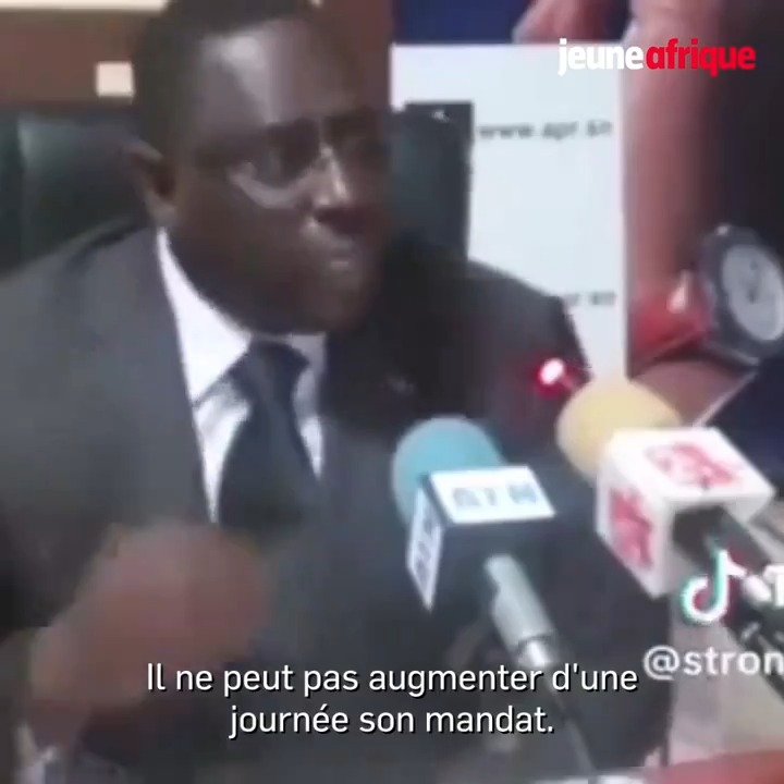 🇸🇳 Le 3 février, Macky Sall annonçait le report de la présidentielle au #Sénégal. Il n'a pas fallu longtemps aux internautes pour réveiller le hashtag #FreeSenegal, et retrouver des vidéos de 2012. Alors opposant, il était très remonté contre le possible report de l'élection ⤵