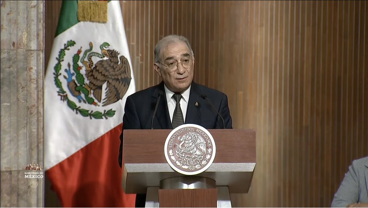 "Por encima de la Constitución no hay poder alguno, nada ni nadie. No permitamos que esto se olvide o se confunda", señaló el ministro Alberto Pérez Dayán. "Defender a la Constitución es defender al pueblo mismo, aunque no siempre se quiera atender así"
