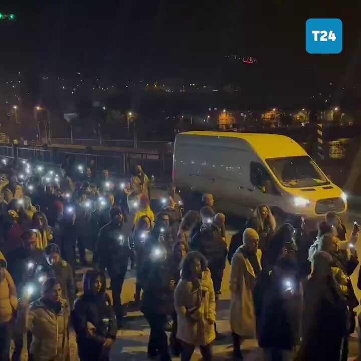 Hatay'da depremin birinci yıl dönümü öncesi depremzedeler sessiz yürüyüş gerçekleştirdi.