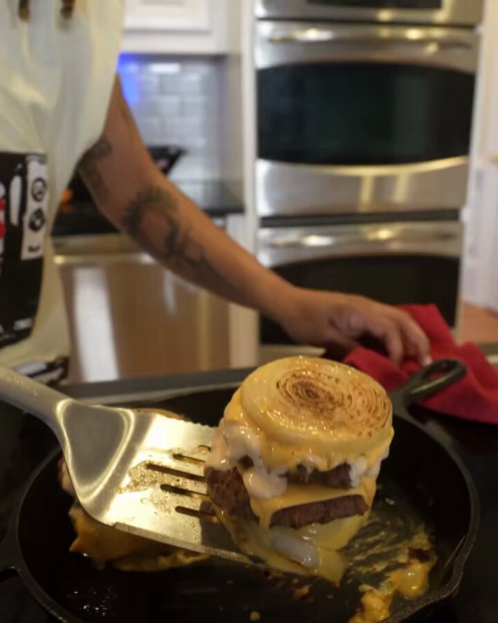 I FINALLY MADE THAT MUSTY ONION BURGER 😂 THE FLYING DUTCHMAN 🧅🍔