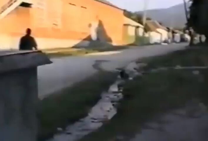 الشيخ ابن عثيمين رحمه الله اثناء غزو #روسيا #الشيشان وحربها الثانية هناك 1999: "لا يحزنني ان يموت رجلاً او امرأة من الشيشان فإنهم شهداء بإذن الله ولكن يحزنني سكوت الدول الاسلامية عن ذلك " ما أشبه اليوم بالبارحة ...