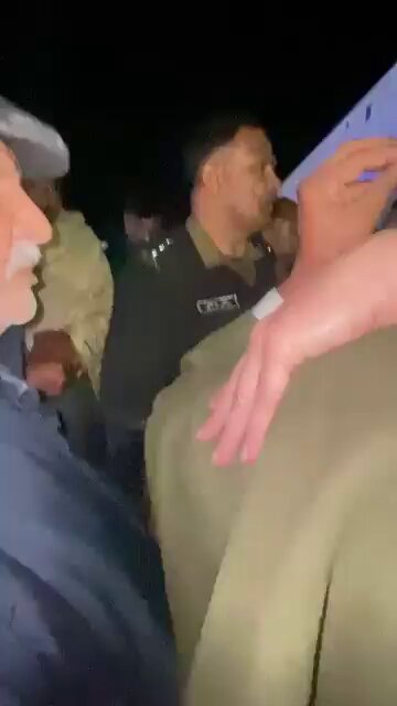 پولیس کی حراست میں والد کے وفات کے بعد پی ٹی ائی ورکر افضل قادری SHO سے کہہ رہا ہے اللہ کرے تمہارا باپ ایسے مرے 💔