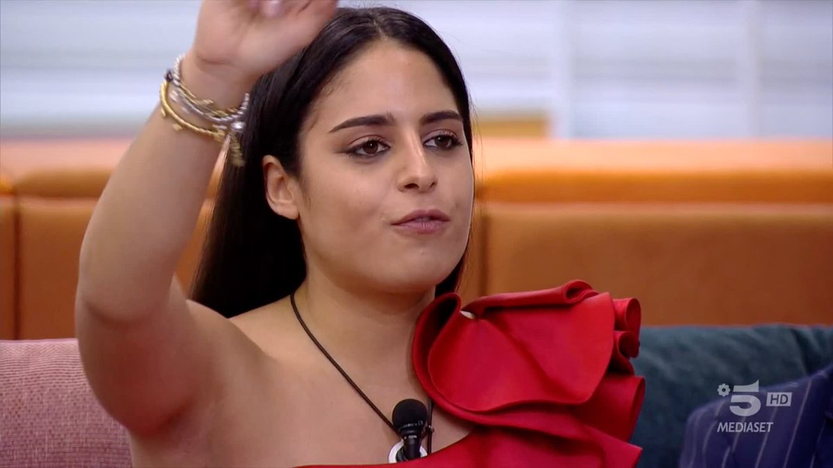 Nuovo scontro tra Perla e Beatrice, la spaccatura tra i due gruppi nella Casa è sempre più profonda. #GrandeFratello