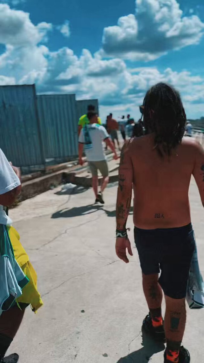 Em rede social vagabundo fala o que quer, aqui é terra de narrativa; mas fato consumado é que a Mancha e engoliu a independente, foi um verdadeiro esculacho; aliás nem sabem levantar um bandeirão ou esticar faixas, tudo torto, feio demais, só ouvimos os caras qdo foram campeões