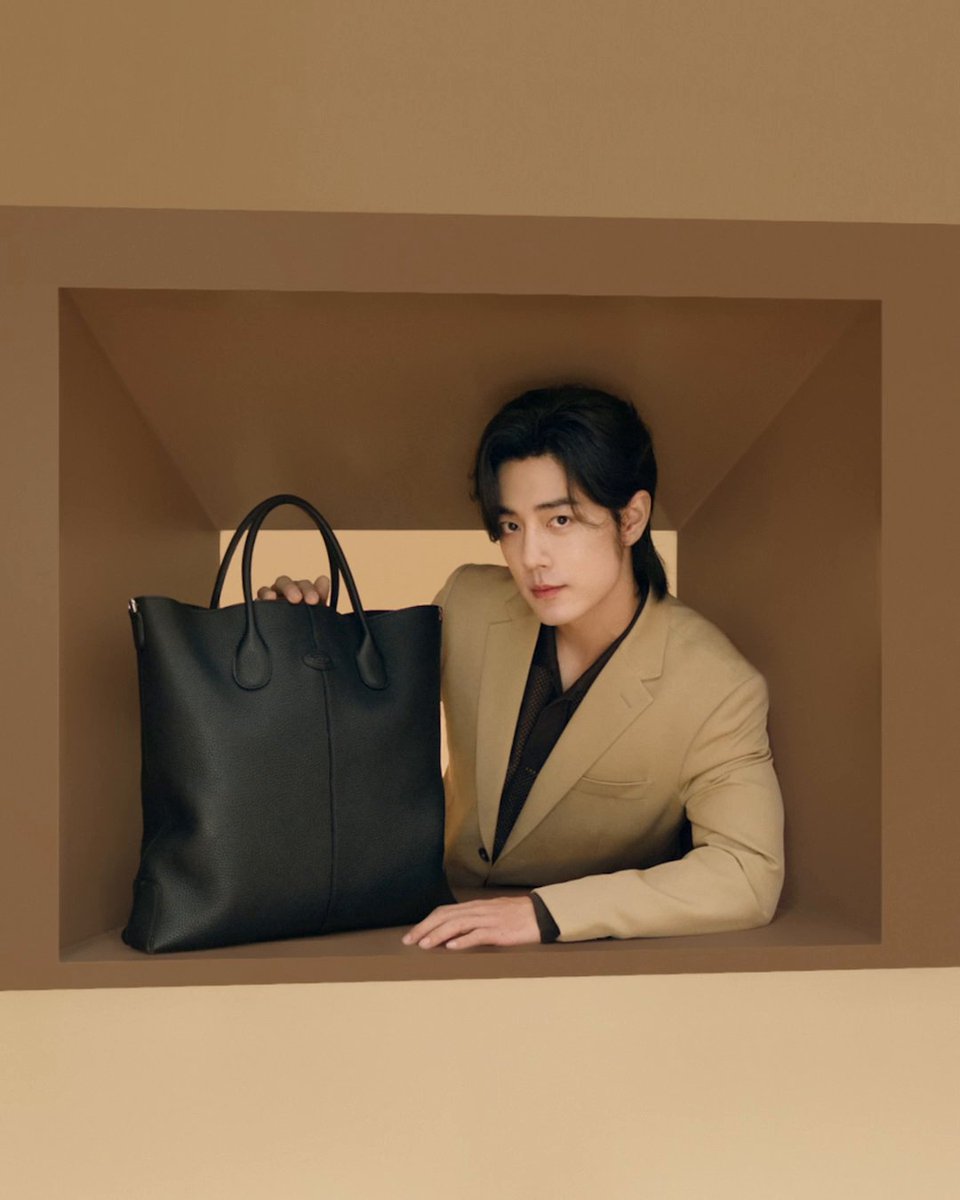 In a natural and confident way, Global Brand Ambassador #XiaoZhan interprets the new collection in the #Tods Spring-Summer 2024 adv campaign, featuring the iconic T ring loafers and Tod's Di Bag. Watch the video and discover more at: #TodsSS24