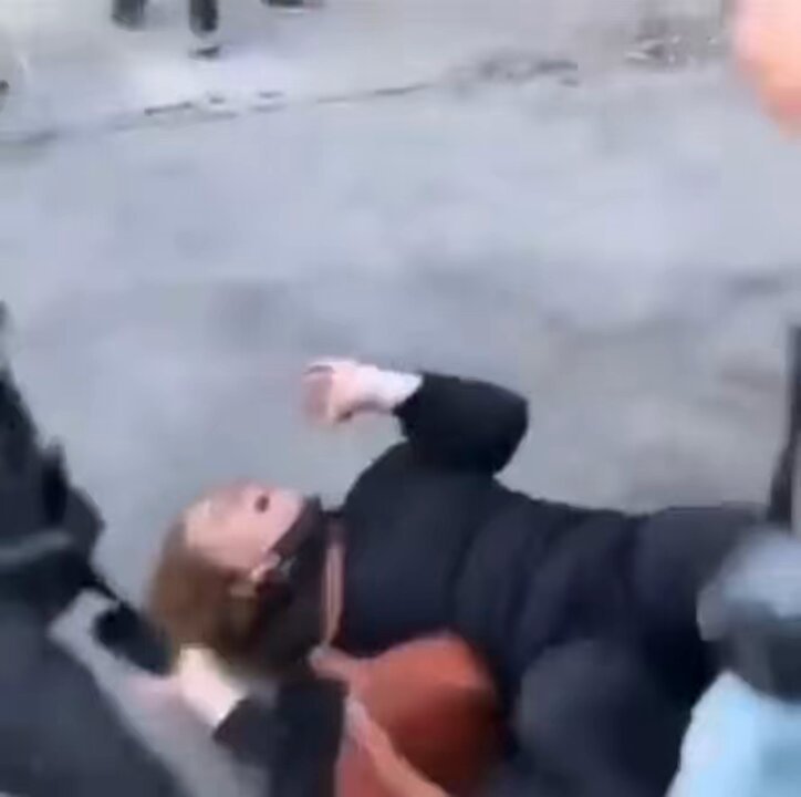 Kadın hakları diye çığırtanlar! İranlı bir kadın için saçlarınızı kazıttınız. Gazze'de 500'ü hamile 5.000 kadın katledildi neredesiniz⁉️ kafir İsrail’in elinde bıraktınız ￼ HELALLEŞMEK YOK Ey Müslüman nerdesiniz.!