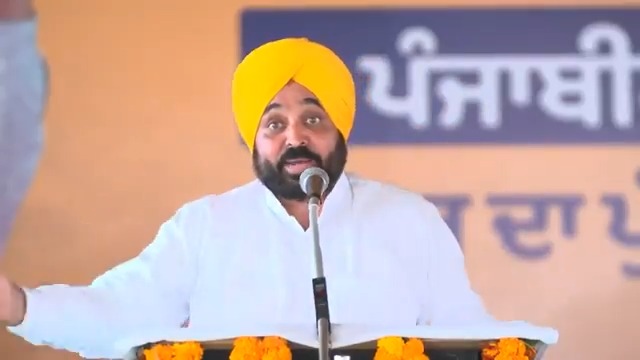 ਮੋਗਾ ਵਿਖੇ ਅਨੰਦ ਕਾਰਜ ਦੇ 2 ਘੰਟਿਆਂ ਬਾਅਦ ਹੀ ਡੀ.ਸੀ. ਸਾਹਿਬਾਨ ਨੇ ਪਹੁੰਚ ਰਜਿਸਟ੍ਰੇਸ਼ਨ ਸਰਟੀਫ਼ਿਕੇਟ ਦਿੱਤਾ...ਜਿਸ ਨੂੰ ਲੈਣ ਲਈ ਕਈ ਮਹੀਨੇ ਠੋਕਰਾਂ ਖਾਣੀਆਂ ਪੈਂਦੀਆਂ ਸੀ... ਹੁਣ ਖੱਜਲ-ਖ਼ੁਆਰੀਆਂ ਬੰਦ ਕਰ ਦਿੱਤੀਆਂ ਹਨ... ਕਾਹਦੇ ਮੁੱਖ ਮੰਤਰੀ ਬਣੇ ਜੇ ਲੋਕਾਂ ਲਈ ਕੁੱਝ ਕੀਤਾ ਹੀ ਨਹੀਂ...