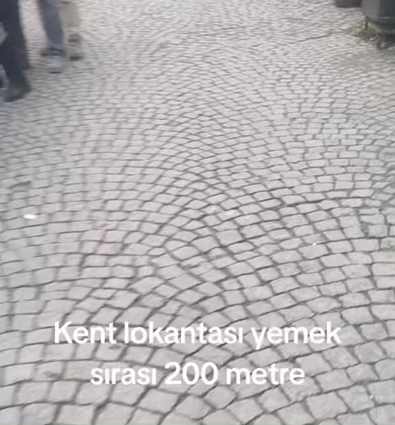 Kent Lokantası ucuz yemek kuyruğu. İnsanları ne hale getirdiler gün geçtikçe daha çok fakirleşiyoruz. Kurtuluş savaşındayız sanki yazıklar olsun. Helalleşmek Yok Akp’ye hakkımı helal etmiyorum. #SONDAKİKA