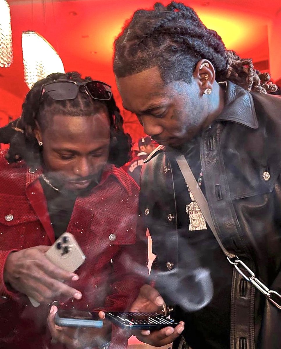 Offset requesting to take Asake’s contact. If it were a certain GH artist, he would be saying “daddy daddy”, kneeling &amp; kissing the floor before him. Composure &amp; aura…BIG!