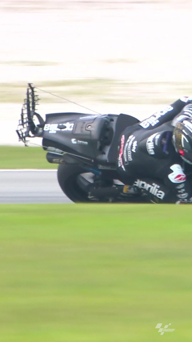 Us: Nothing can really surprise us after the "‘Stegosaurus’" aero 😎 Aprilia engineers 🤓 👇 #SepangTest