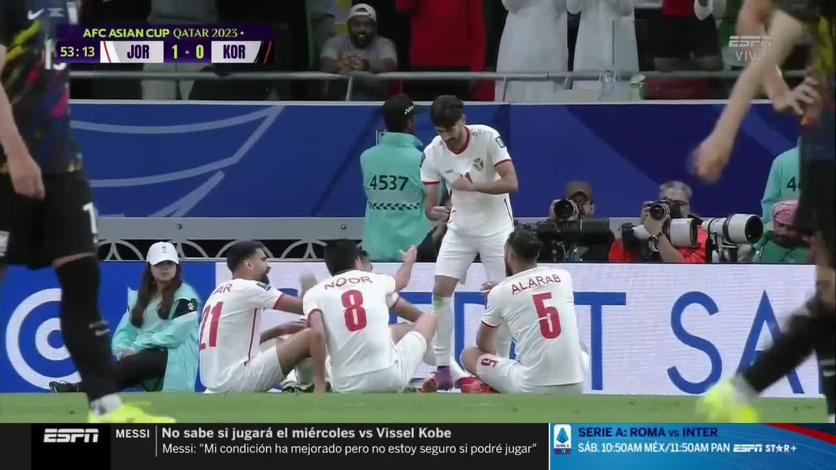 🔥 Yazan Al-Naimat es una de las figuras de la sorpresiva Jordania 🇯🇴 que se metió en la final de la Copa Asiática. Pero tiene una particularidad. Sólo sabe hacer golazos como el que hizo hoy ante Corea del Sur! 🧵 Te los muestro en este hilo. De nada.