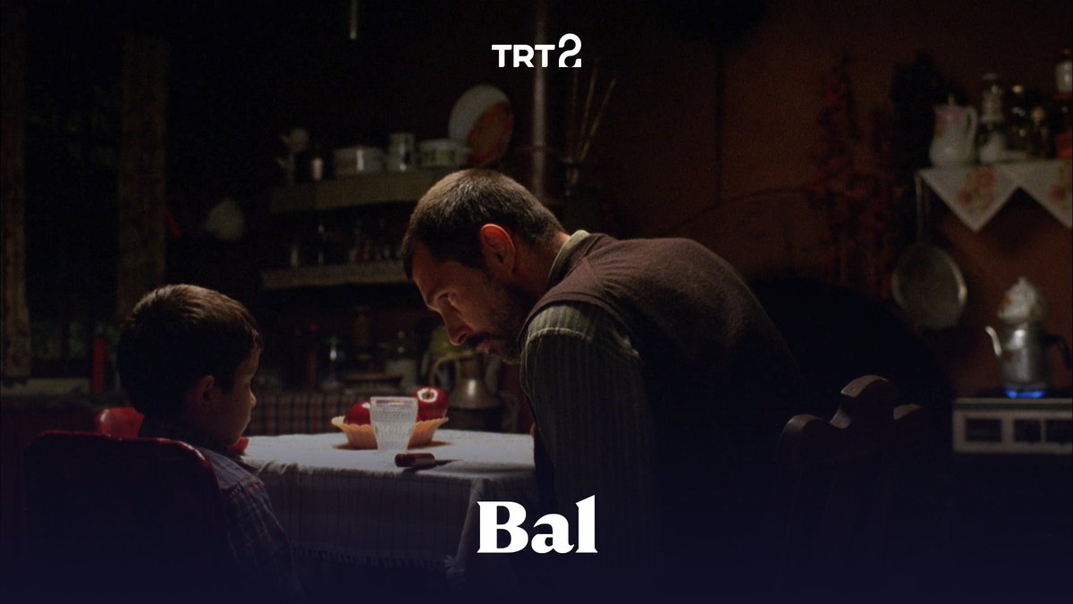 "Bal", yedi yaşındaki Yusuf'un, kara kovan balcılığı yapan babasıyla ilişkisini ve aralarındaki sırrı konu ediniyor. Semih Kaplanoğlu imzalı "Yusuf Üçlemesi"nin son filmi, bu akşam 21.30’da TRT 2’de. 🍯 #TRT2Filmleri