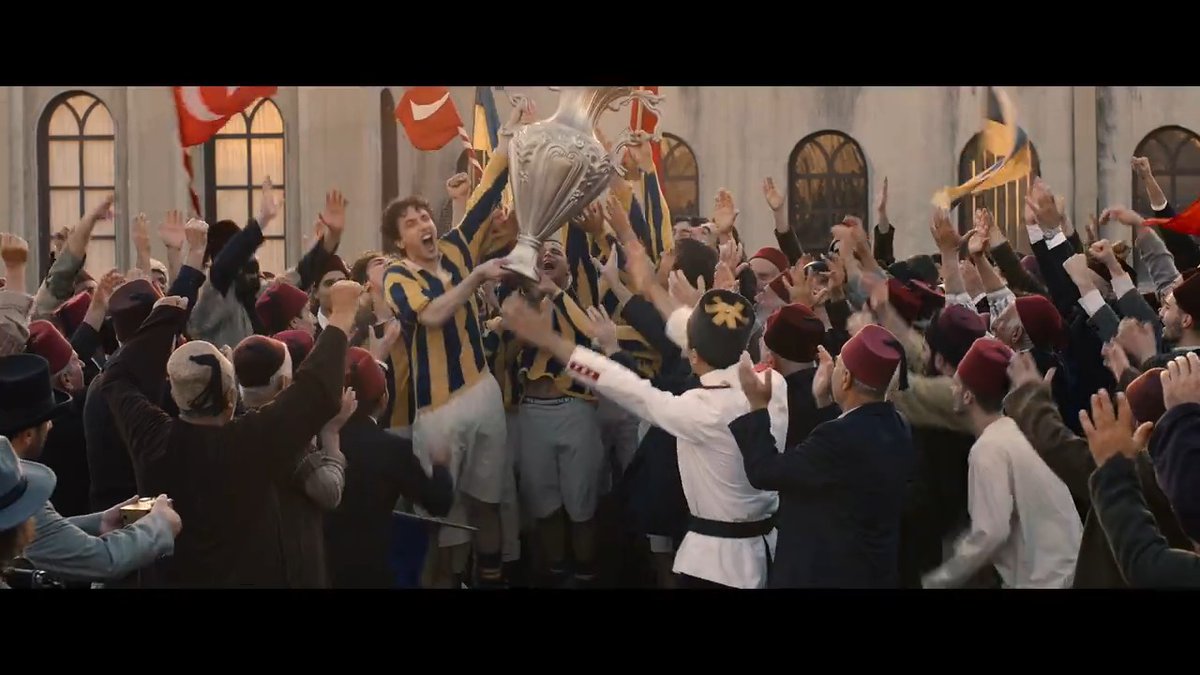 SAHADA YEŞEREN UMUT, 7’DEN 70’E MEMLEKETİN HER KÖŞESİNE YAYILIR 🎬💛💙 Zaferin Rengi filminin yeni fragmanı yayınlandı. Sezonun merakla beklenen filmi Zaferin Rengi, 16 Şubat’ta sinemalarda. 🔗