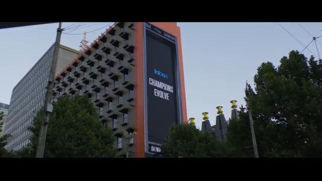 Changing with change makes champions. World No.1 Iga Świątek in #3D at Bourke Street, Melbourne, left tennis fans in awe. #IgaXInfosys #ChampionsEvolve #NavigateYourNext