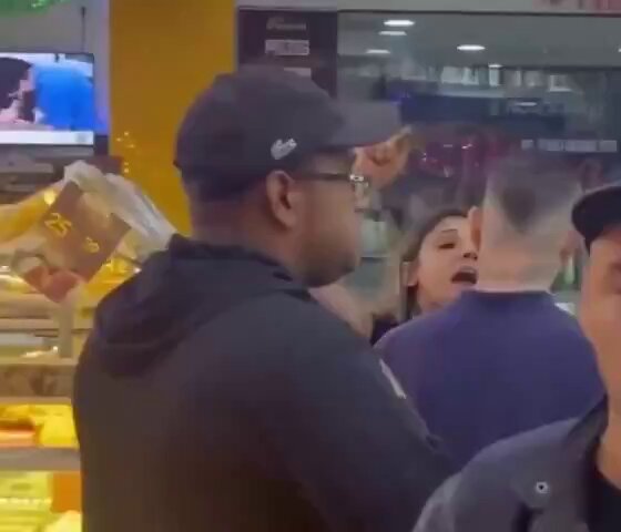 Mulher parte para cima de gay em supermercado e dispara: "acha que pode tudo porque dá o c*"