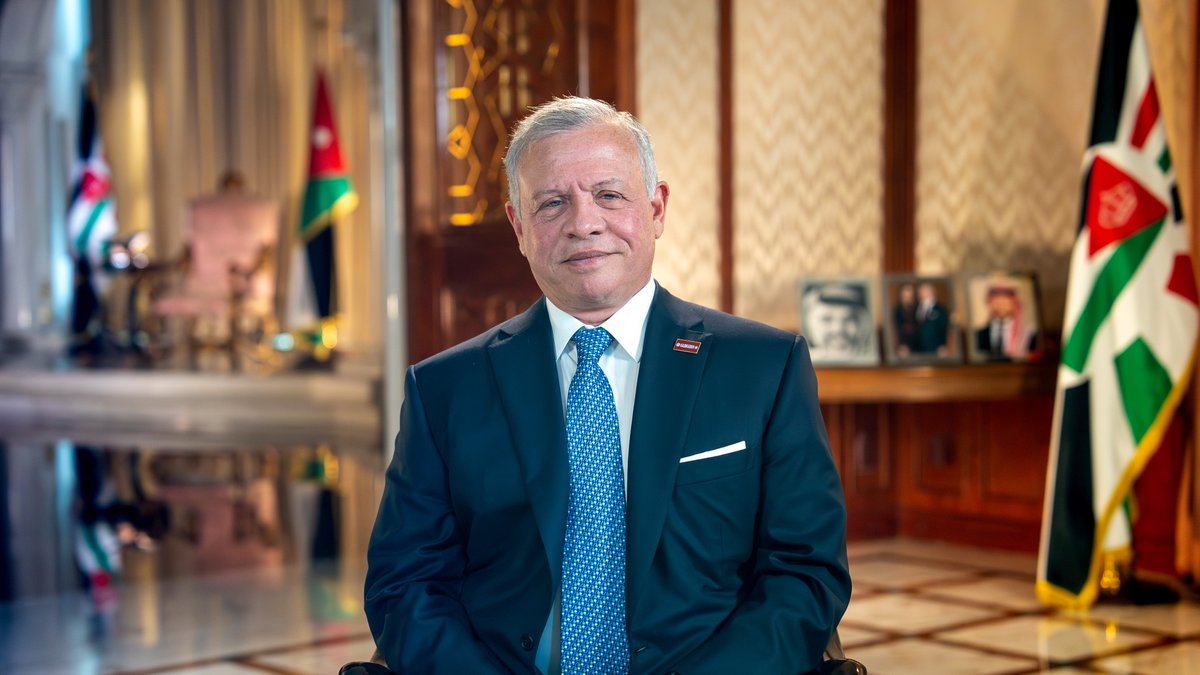 "يا أبناء الأردن وبناته يا وجوه الخير، أسلم على كل واحد منكم ونحن نستذكر بمناسبة اليوبيل ربع قرن مضى من الإنجاز الذي تحقق بفضل جهودكم وهو لكل واحد منكم" كلمة جلالة الملك عبدالله الثاني للأردنيين بالذكرى الـ 25 ليوم الوفاء والبيعة، وتسلم جلالته سلطاته الدستورية #على_العهد25