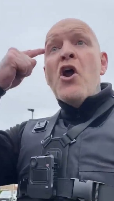 Former heavyweight boxer Paul Butlin (who fought Anthony Joshua) is now working as a bailiff and has gone viral in this heated confrontation…