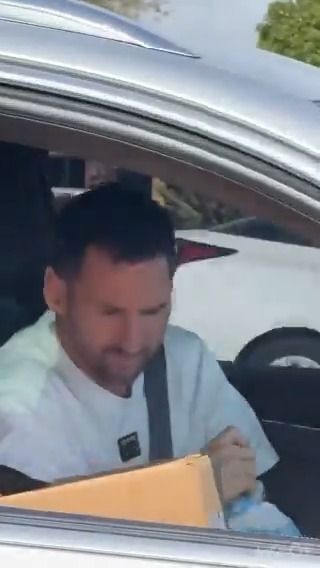 Leo Messi signing a fan’s jersey!