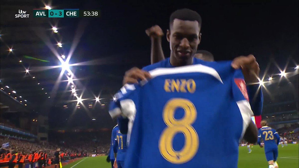 ENZO FERNANDEZ STOP THAT! 🔥 The Chelsea midfielder beats his compatriot with a beauty 😍 #EmiratesFACup