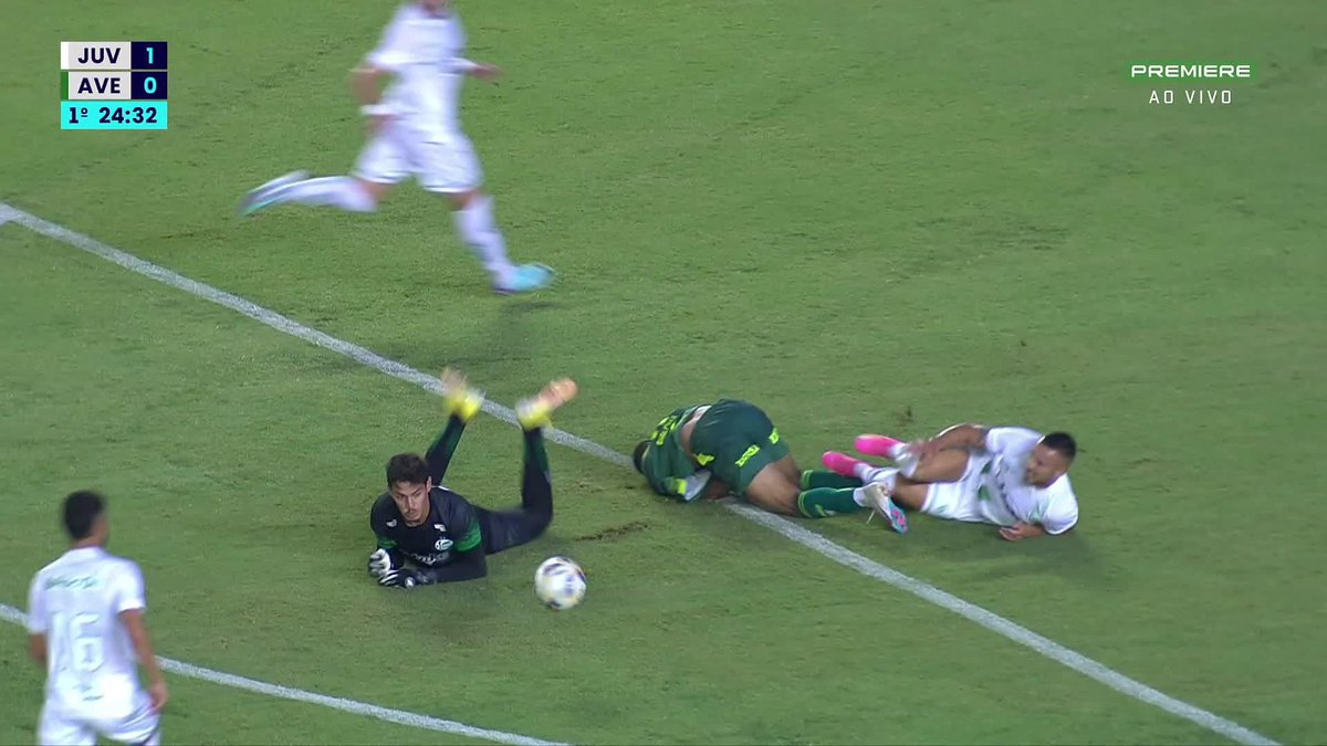 🟥 Expulso!! O Juventude fez 1 a 0 sobre o Avenida, mas perdeu Alan Ruschel por cartão vermelho ainda no 1º tempo. O lateral fez uma falta que evitou uma chance clara do rival. Detalhe é que o goleiro Lucas Wingert fez uma defesa com a mão esquerda fora da área no mesmo lance