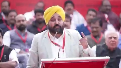 ਦੇਸ਼ ਲਈ ਕੁਰਬਾਨੀਆਂ ਦੇਣ ਵਾਲਿਆਂ ਦੀਆਂ ਝਾਕੀਆਂ ਰਿਜੈਕਟ ਕਰਨ ਵਾਲੇ ਇਹ ਕੌਣ ਹੁੰਦੇ ਨੇ... ਹੁਣ ਕਹਿ ਰਹੇ ਨੇ ਕਿ ਅਗਲੇ 3 ਸਾਲ ਲਿਖ ਕੇ ਲੈ ਲਵੋ 26 ਜਨਵਰੀ ਤੇ 15 ਅਗਸਤ ਨੂੰ ਤੁਹਾਡੀਆਂ ਝਾਕੀਆਂ ਦਿਖਾਈਆਂ ਜਾਣਗੀਆਂ... 3 ਸਾਲਾਂ ਦੀ ਗਾਰੰਟੀ ਤਾਂ ਲੈ ਰਹੇ ਹੋ ਕੀ ਤੁਸੀਂ 15 ਅਗਸਤ ਤੱਕ ਹੋਵੋਗੇ??...