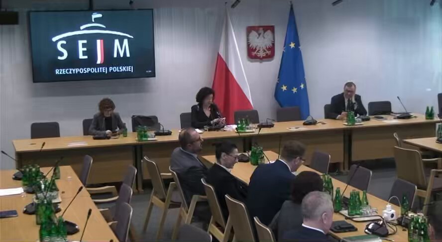 Urszula Zielińska, wiceministra☝️klimatu. Komisja ochrony środowiska. Wszelkie głosy krytykujące politykę klimatyczną UE, to ruska narracja. I proszę do sobie wbić do głów. A jak się komisja zakończyła, gdy pojawiały się trudne pytania, na załączonym filmie. Warto poświęcić 4 minuty. PS Transmisja nagle przerwana.