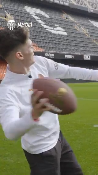 🏈🔛 Pepelu se prepara para la #SuperBowl con el exjugador de la NFL Roberto Garza Chicago Bears 🤝 Valencia CF