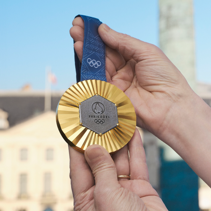 ¡La medalla de oro olímpica de #Paris2024! 🥇 🇫🇷 ✨ El mayor símbolo olímpico. ✨ El mayor símbolo de Francia. En el corazón de cada medalla hay un fragmento de la Torre Eiffel. Únicas e inolvidables. 😍