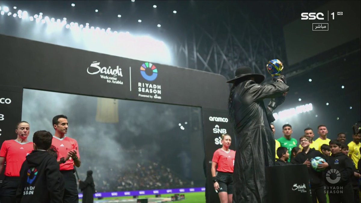 الظاهرة الأندرتيكر يقدم كأس موسم الرياض.