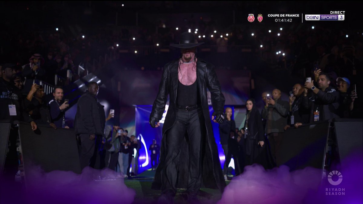La scène complètement folle de l’Undertaker, catcheur légendaire, qui fait son entrée avant le match entre Al Hilal et Al-Nassr. 😭😍🇸🇦⚰️ La génération NT1. 🥹 (beIN SPORTS)