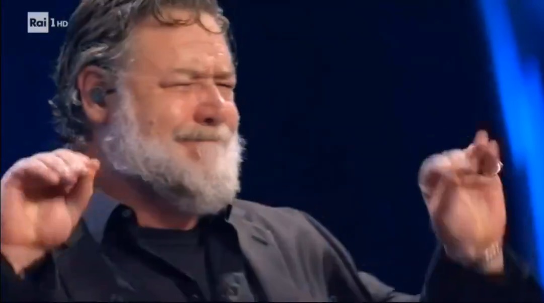 RUSSELL CROWE SFOTTE JOHN TRAVOLTA IN MONDOVISIONE 💀#Sanremo2024