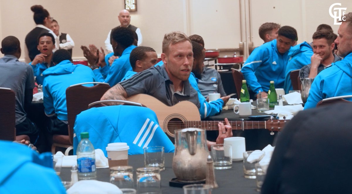 Gather round the table. A night full of Scotty serenading the squad 🎶