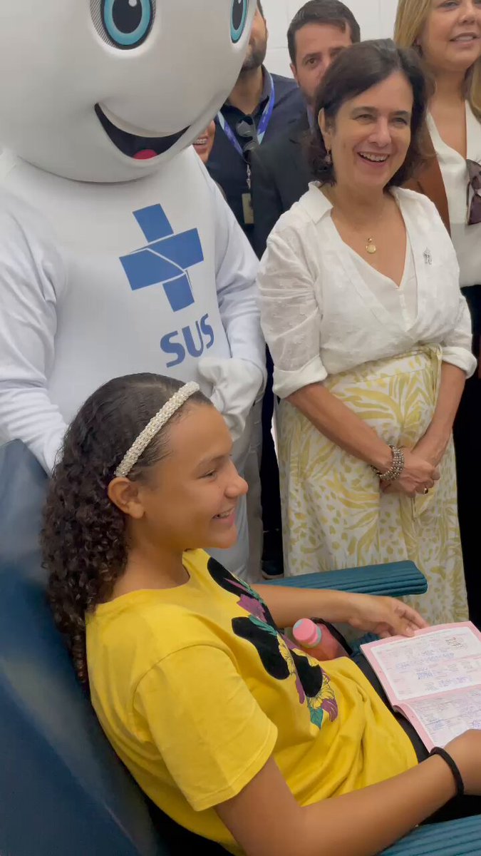 Emocionante início de vacinação contra a dengue, no DF. Começamos ontem (8) a distribuir o primeiro lote para 315 municípios em 9 estados e DF. A caderneta da Isabela é um exemplo, e todas as crianças levaram para casa um Zé Gotinha. (+) #BrasiUnidoContraaDengue