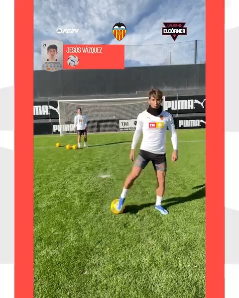 ¿Es fácil controlar un balón sin mirar? ⚽️🙈 Hoy ponemos a prueba a Sergi Canós Tenés, Fran Pérez, Cristhian Mosquera y Jesús Vázquez, jugadores del Valencia CF, para ver quién tiene ese sentido arácnido más desarrollado. 🟠⚫️ 🎮 Delantero09™ ⭐️ #ElCórnerLALIGA