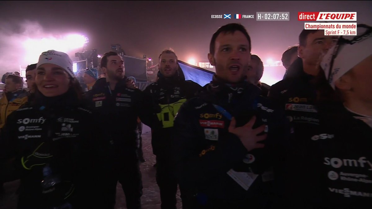 🇫🇷 La Marseillaise pour le quadruplé des Françaises sur le sprint des Mondiaux ! 🥇 Julia Simon 🥈 Justine Braisaz-Bouchet 🥉 Lou Jeanmonnot 4⃣ Sophie Chauveau #lequipeBIATHLON