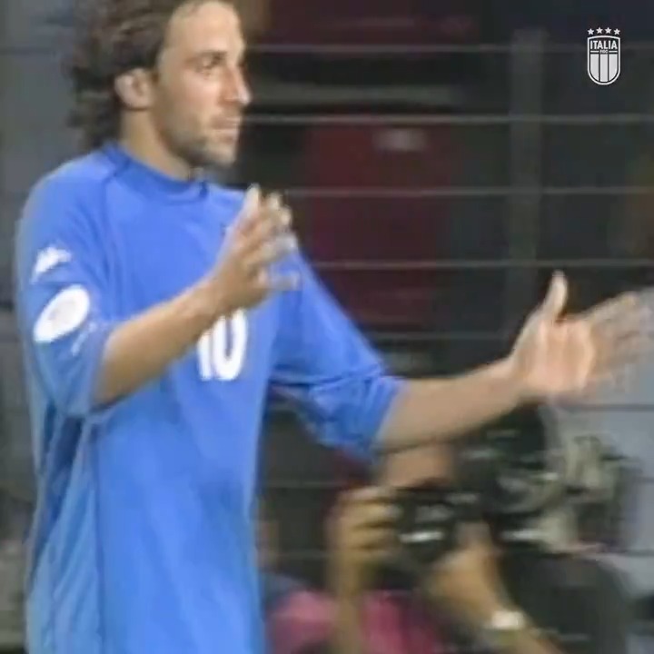 🧙♂️ A wizard at work: Alessandro Del Piero 💫 #FlashbackFriday #Azzurri #VivoAzzurro
