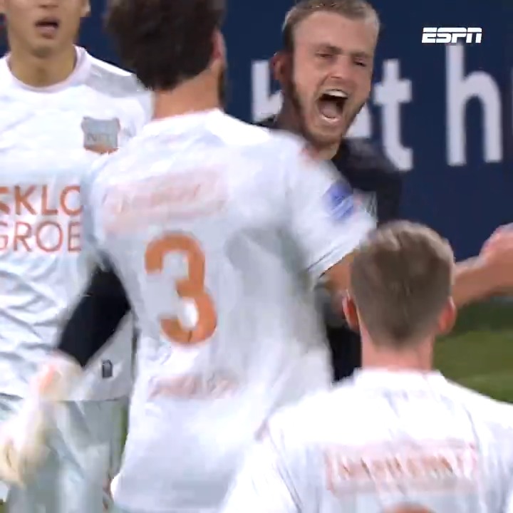 Jasper Cillessen stopt een penalty, maar dan...🫣 #rkcnec