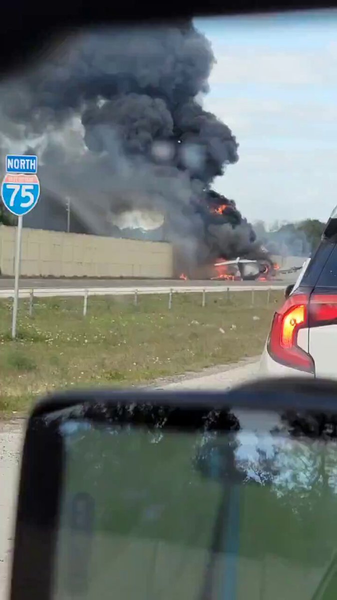 Hop-A-Jet Bombardier Challenger 604 bursts into flames on the I-75 at mile marker 105 near Naples, Florida. The aircraft was on approach to Naples Airport when the crew radioed that they had lost both engines and were not able to make it to the runway. 📹 JoeBlow_808