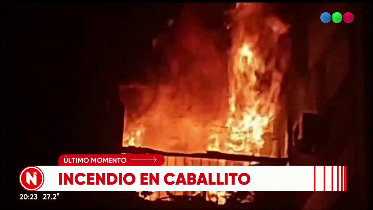 Poné #TelefeNoticias AHORA | Incendio en Caballito Hay un incendio en un departamento en Senillosa al 70, a tres cuadras de Parque Rivadavia. El edificio está sin luz y creen que el siniestro se generó por un cortocircuito. Seguí el vivo en