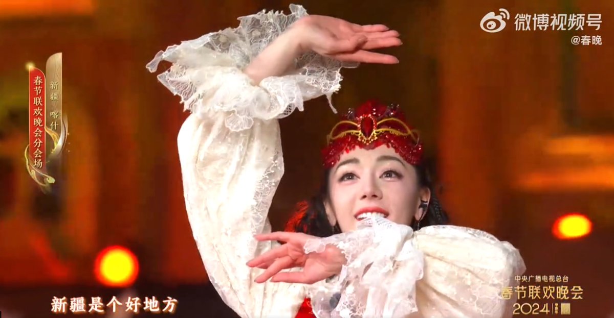 China's Uygur actress Dilraba, singer Wang Hongwei, Yu Menglong and Uygur singer Ai Re, joined forces at the #Xinjiang Kashgar sub-venue of 2024 #SpringFestival Gala to perform "Dance and Music of Xinjiang." With passionate singing and dancing, the diverse and colorful ethnic style unfolded, presenting a thriving and prosperous scene.