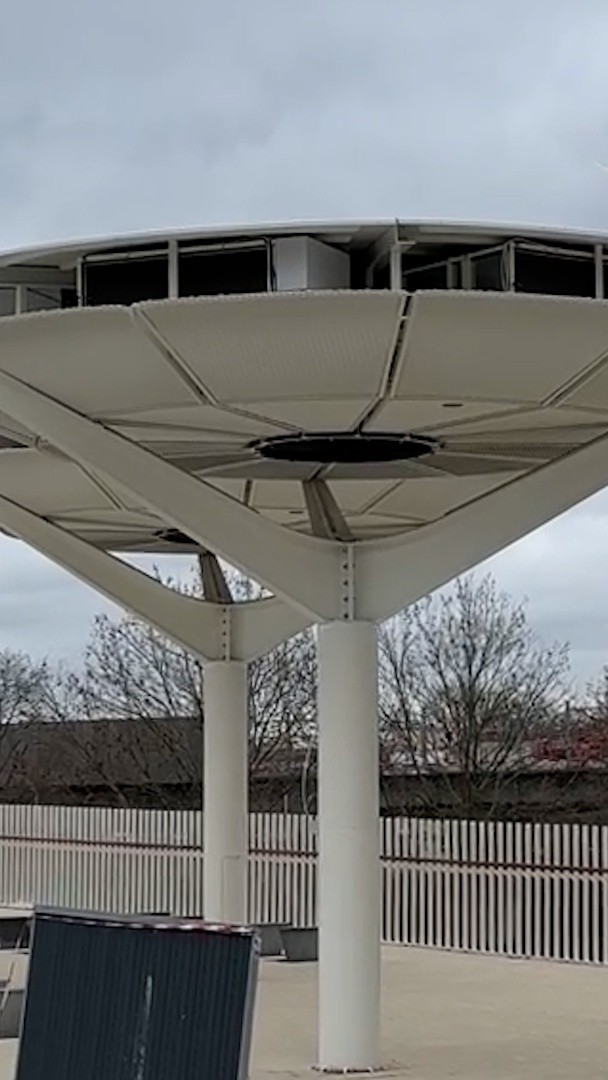 💬 "On se retrouve sous une douche d’air pur” 🌬️ De gigantesques "aspirateurs à pollution" viennent d'être installés dans le village olympique 🚗 La zone est proche de l'A1, de l'A86 et du périphérique 🤳 @Tanguydl s'est rendu à Saint-Denis