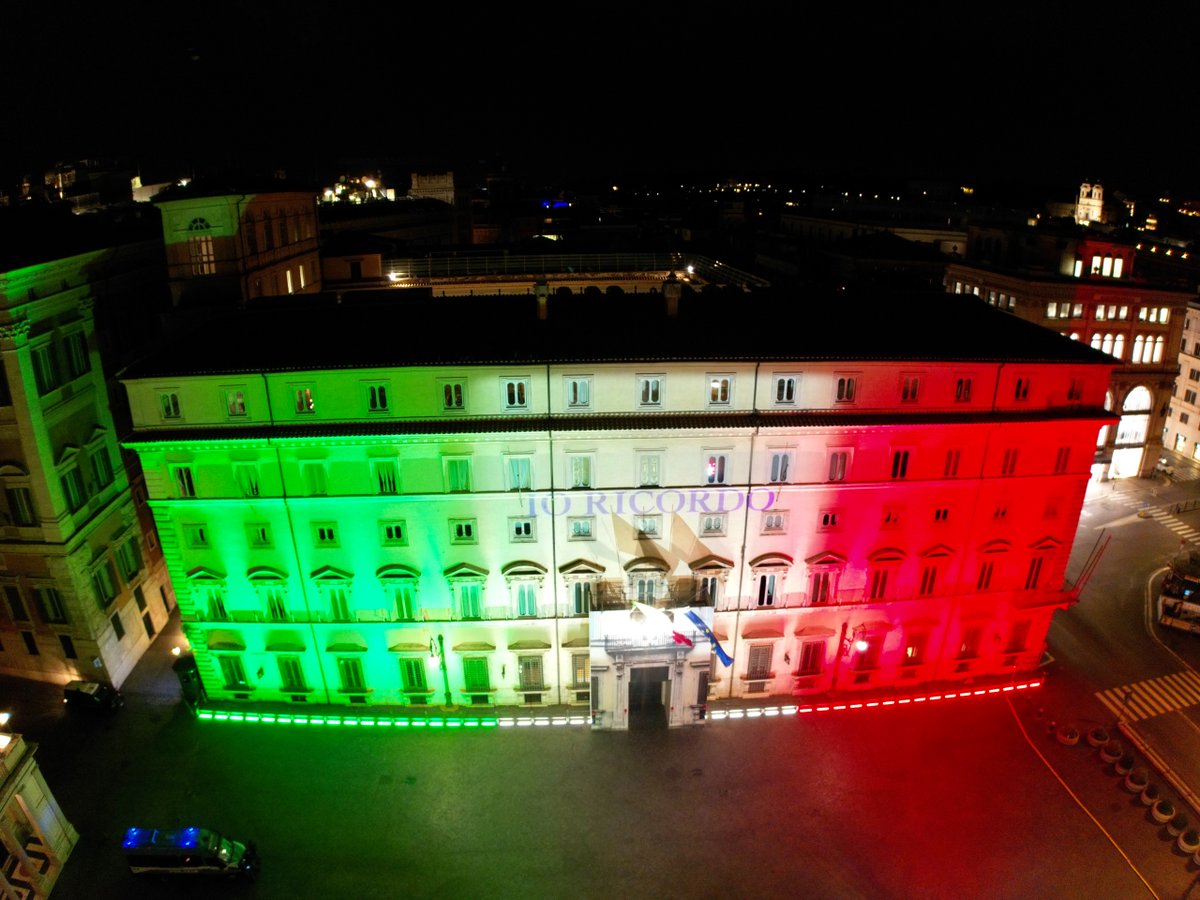 #10febbraio, la facciata principale di Palazzo Chigi in Piazza Colonna illuminata con il Tricolore e la scritta “Io ricordo” per celebrare il #GiornodelRicordo. Il calendario delle iniziative: